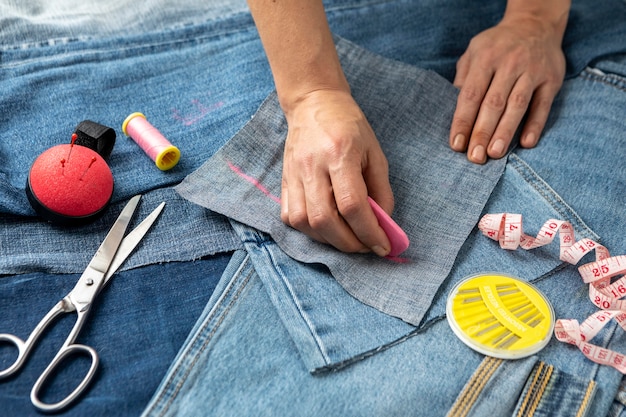 Kostenloses Foto nahaufnahme handzeichnung jeans stück