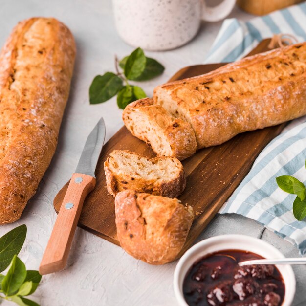 Nahaufnahme hausgemachtes Brot mit Marmelade auf dem Tisch