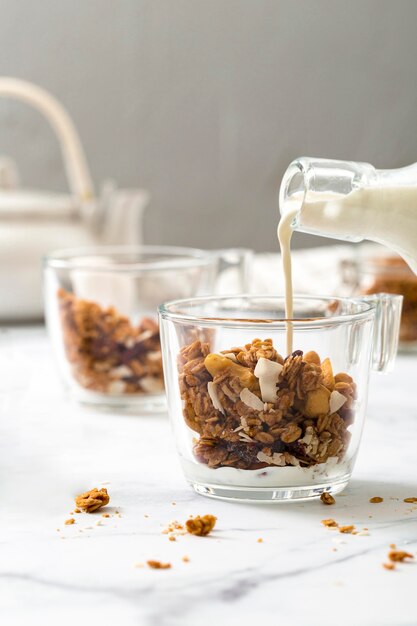 Nahaufnahme hausgemachtes Müsli mit Milch