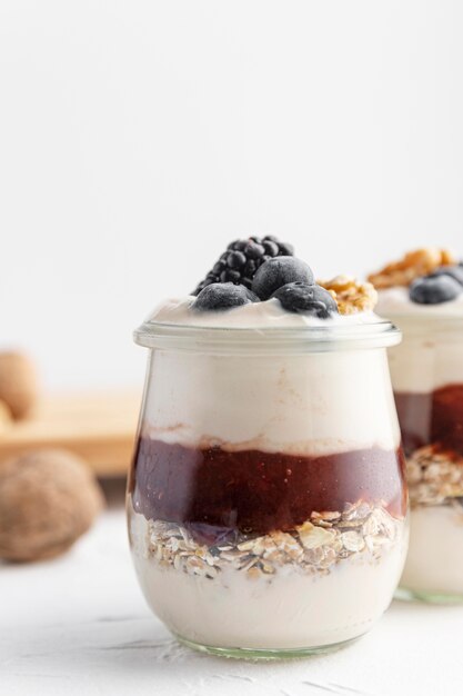 Nahaufnahme Joghurt mit Marmelade und Früchten