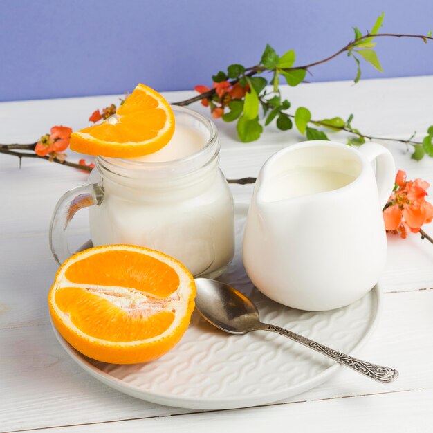 Nahaufnahme Joghurt und geschnittene Orange
