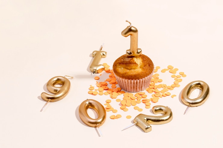 Kostenlose Foto nahaufnahme-jubiläums-cupcake auf tisch