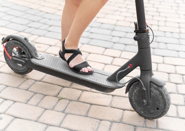 Nahaufnahme junge Frau, die Roller reitet
