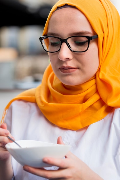 Kostenloses Foto nahaufnahme junge frau, die schüssel hält