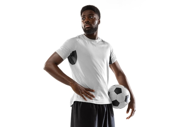 Nahaufnahme junger afrikanischer Fußballspieler posiert isoliert auf weißem Hintergrund Konzept des Sports
