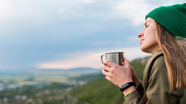 Nahaufnahme junger Reisender, der Urlaub genießt