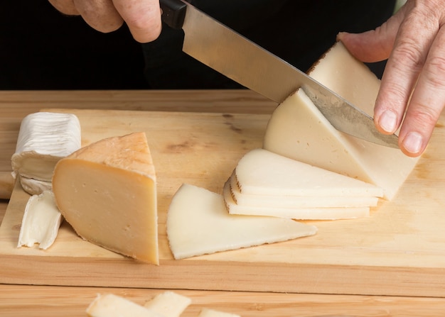 Nahaufnahme-Käse, der Käse schneidet