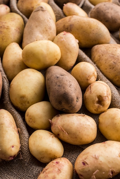 Kostenloses Foto nahaufnahme kartoffeln auf kleidung