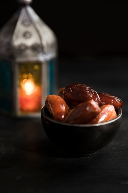 Kostenloses Foto nahaufnahme kerze und snacks für ramadan