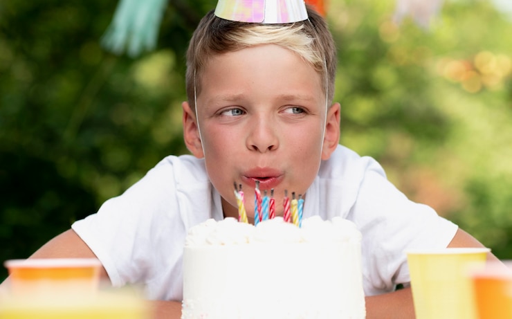 Kostenlose Foto nahaufnahme kind bläst kerzen aus