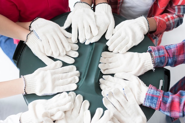 Nahaufnahme Kinder mit OP-Handschuhen