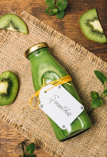 Nahaufnahme Kiwi Smoothie mit Smoothie-Label