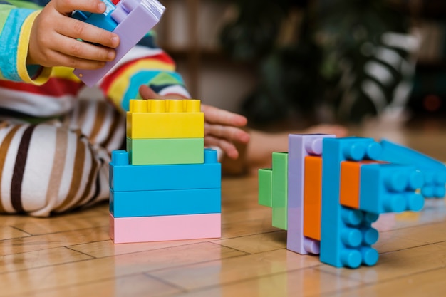 Nahaufnahme kleiner Junge spielt mit Spielzeug