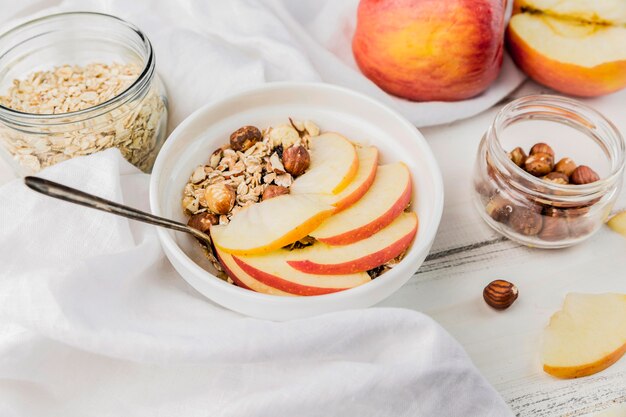 Nahaufnahme köstliche Frühstücksschüssel mit Apfel