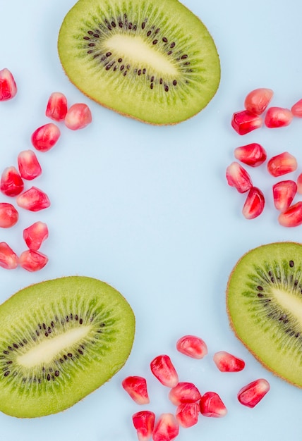 Nahaufnahme köstliche Kiwi mit Granatapfelkernen