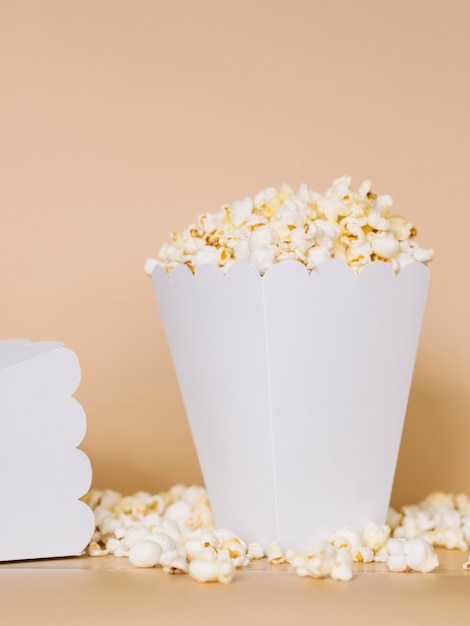 Nahaufnahme köstliche Popcornbox auf dem Tisch