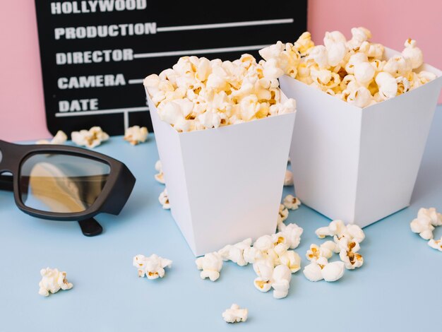 Kostenloses Foto nahaufnahme köstliche popcornboxen auf dem tisch