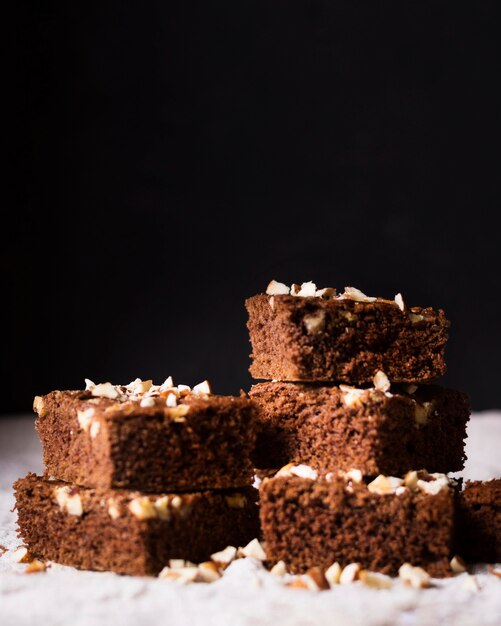 Nahaufnahme köstliche Schokoladen-Brownies, die zum Servieren bereit sind
