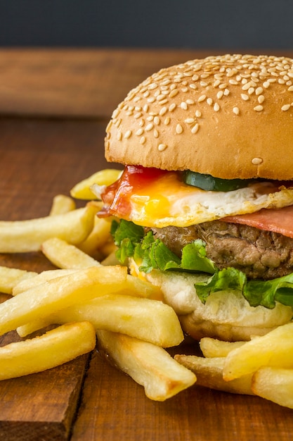 Nahaufnahme köstlichen Hamburger und Pommes