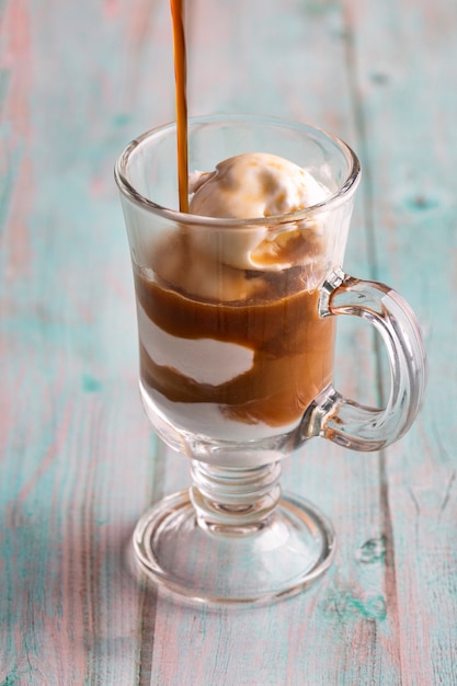 Kostenloses Foto nahaufnahme köstlichen kaffee mit sahne und zucker