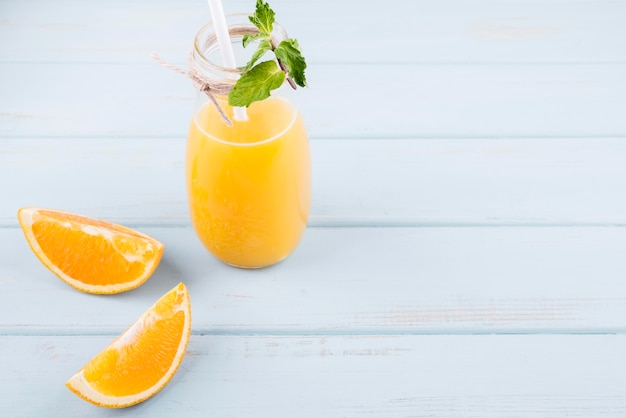 Kostenloses Foto nahaufnahme köstlichen orangensaft mit kopienraum