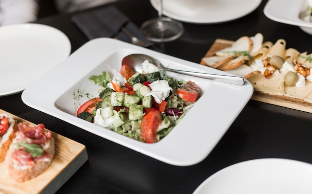 Kostenloses Foto nahaufnahme köstlichen salat und snacks auf dem tisch