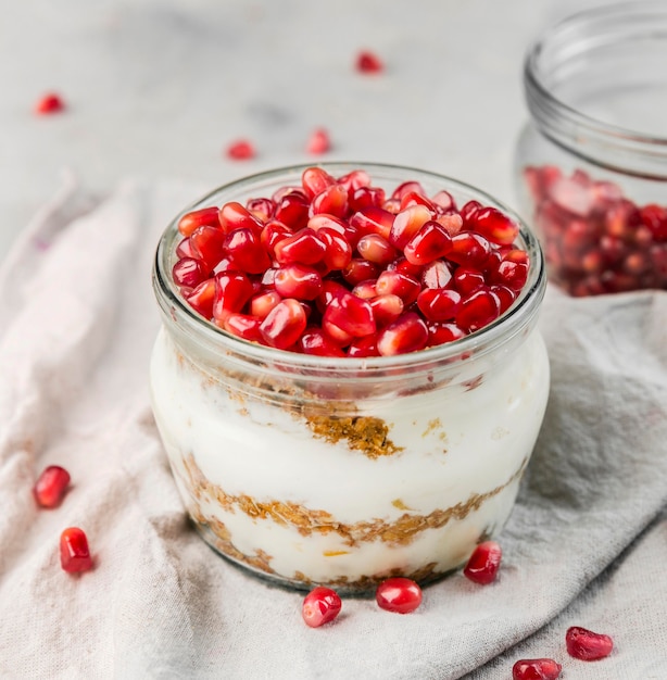 Nahaufnahme köstlicher Joghurt mit Granatapfelkernen