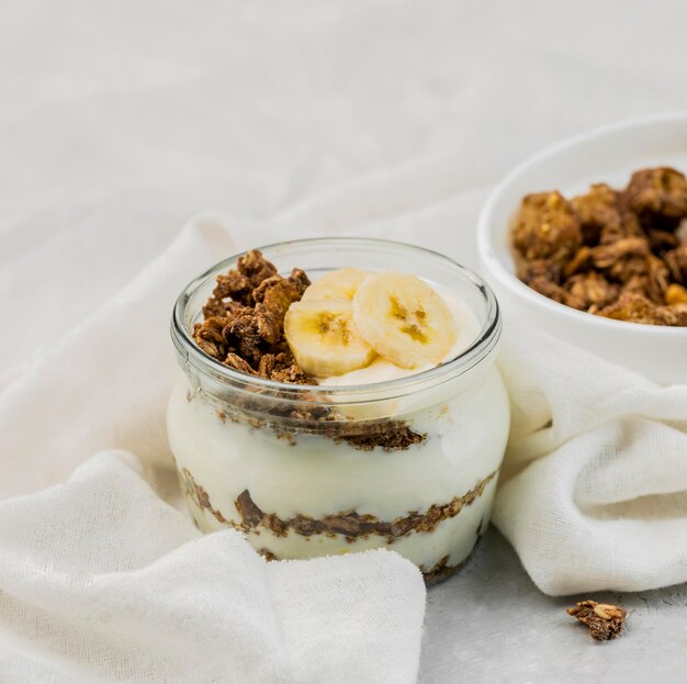 Nahaufnahme köstlicher Joghurt mit Müsli und Banane