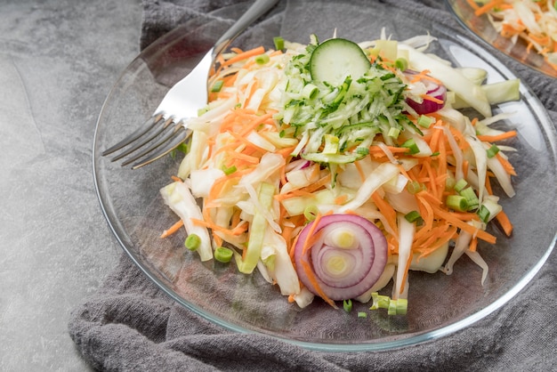 Nahaufnahme köstlicher Salat bereit, serviert zu werden