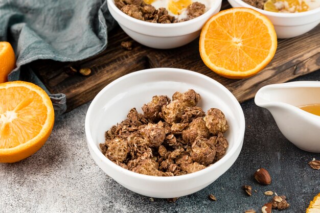 Nahaufnahme köstliches Müsli mit Orange