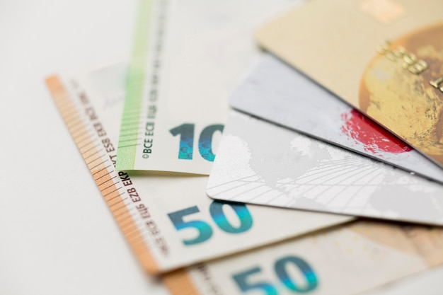 Nahaufnahme Kreditkarten und Banknoten