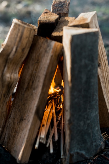 Nahaufnahme Lagerfeuer im Freien