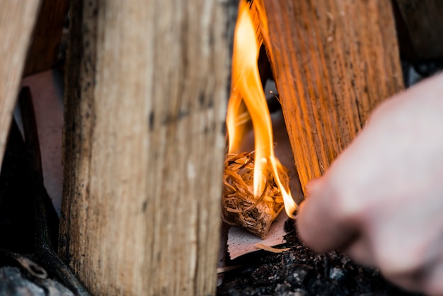 Nahaufnahme Lagerfeuer mit Streichholz abgefeuert