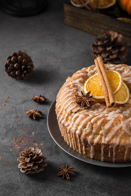 Nahaufnahme leckeren gebackenen Kuchen auf einem Teller mit Zimtstangen