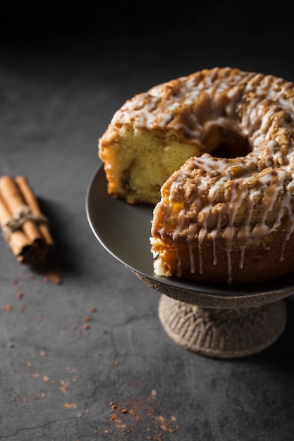 Nahaufnahme leckeren gebackenen Kuchen auf einem Teller