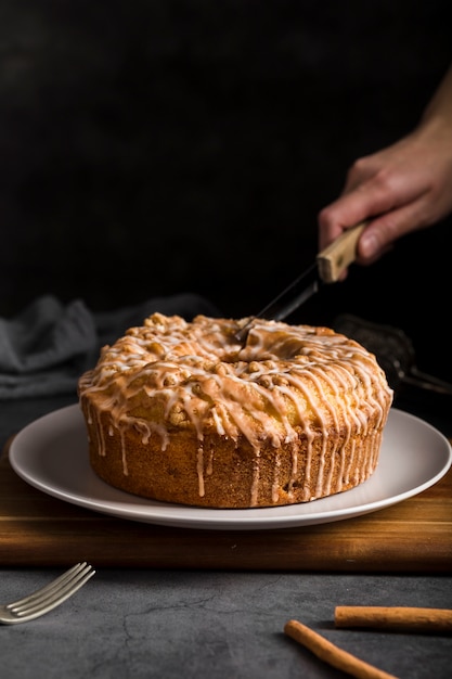 Nahaufnahme leckeren hausgemachten kuchen bereit serviert zu werden