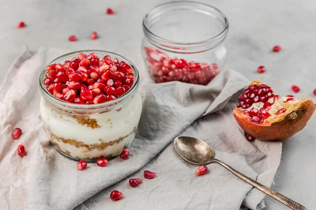 Kostenloses Foto nahaufnahme leckeren joghurt mit granatapfelkernen