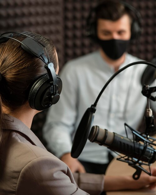 Nahaufnahme Leute, die Maske am Radio tragen