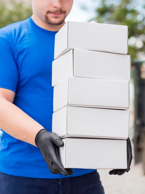 Kostenloses Foto nahaufnahme-lieferbote, der schwarze handschuhe trägt