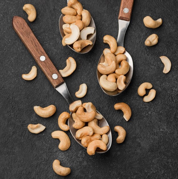 Nahaufnahme Löffel gefüllt mit gesunden rohen Cashewnüssen