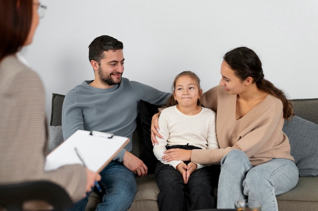 Nahaufnahme Mädchen bei Therapiesitzung mit Eltern