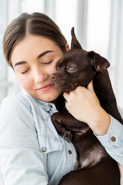 Kostenloses Foto nahaufnahme mädchen, das hund umarmt