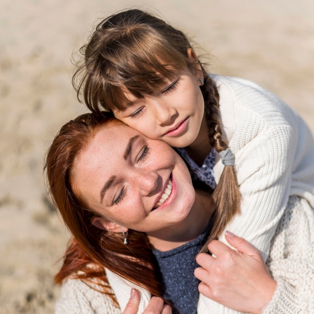 Nahaufnahme Mädchen, das Smiley-Mutter hält