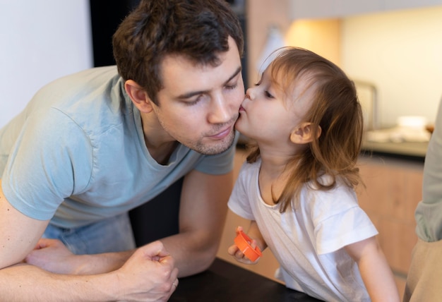 Kostenloses Foto nahaufnahme mädchen, das vater auf wange küsst