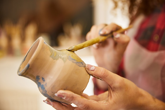 Nahaufnahme, Mädchen malt eine Vase vor dem Backen