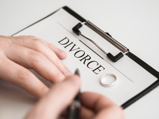 Nahaufnahme männlicher Unterzeichnungs-Scheidungsvertrag