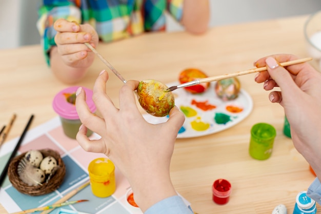 Kostenloses Foto nahaufnahme malen eier verarbeiten