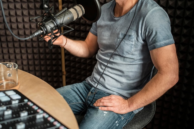Kostenloses Foto nahaufnahme mann, der am radio spricht
