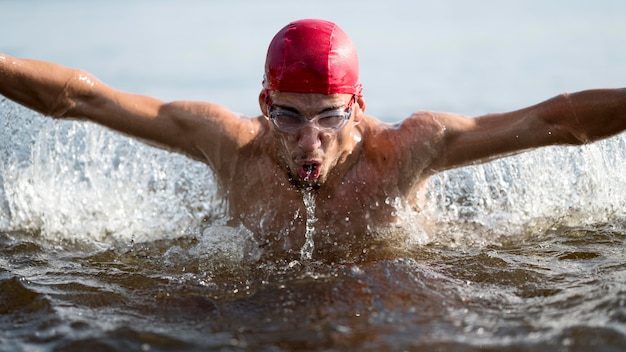 Nahaufnahme Mann, der im See schwimmt