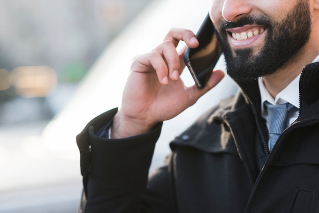 Nahaufnahme-Mann, der über Telefon spricht